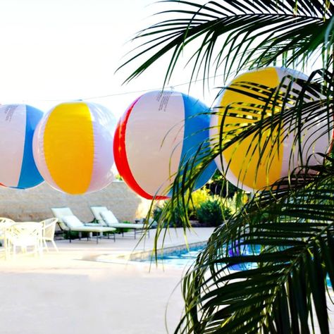 Beach Ball Garland DIY Pool Party Images, Miami Beach Party, Pool Party Games, Pool Party Themes, Pool Party Kids, Poolside Party, Pool Party Invitations, Summer Pool, Diy Pool