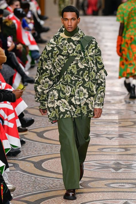 Kenzo Fall 2022 Menswear Collection | Vogue Become A Fashion Designer, American Casual, Show Collection, Poppy Print, Menswear Fashion Show, Menswear Fashion, Fall 2022, Menswear Collection, Urban Chic