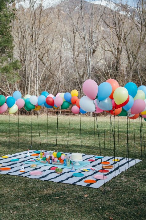 Balloon Party! Picnic Balloon Arch, 1st Birthday Picnic, Balloon Runner, Balloons On Sticks, Backyard Kids Party, Diy Picnic, Striped Tablecloth, Picnic Birthday Party, Birthday Picnic