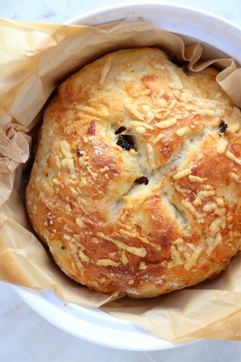 1 HR NO KNEAD SUN DRIED TOMATO BREAD WITH ROASTED GARLIC + PARMESAN - Labeless Nutrition Sun Dried Tomato Bread, Artesian Bread, Tomato Bread, Bread Maker Recipes, Dry Bread, Herb Bread, Vegan Parmesan Cheese, Artisan Bread Recipes, Sourdough Bread Recipe