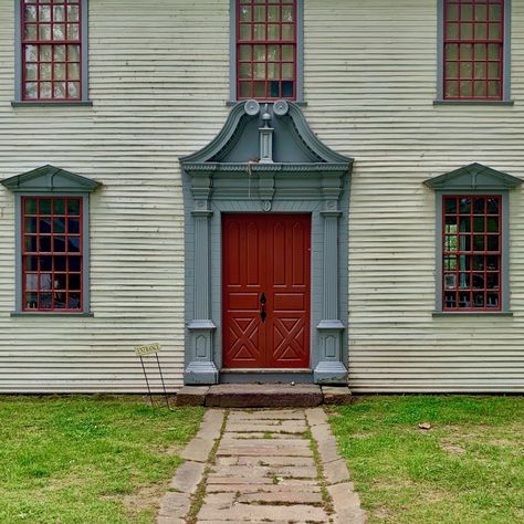 Dwight House - photo: LB Interiors - Historic Deerfield - built c 1754 - front door - house moved from Springfield to Deerfield in 1950 Historic Deerfield, Housing Styles, Colonial Floor Plans, New England House, New England Colonial, England House, Door House, Colonial Homes, Exterior Paint Color