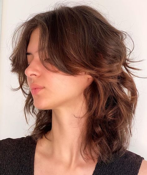 Choppy Wavy Haircut with Curtain Bang Wavy Shoulder Length Hair With Layers And Bangs, Short Hair With Bangs Wavy, Mid Length Hair With Layers And Bangs Shag Hairstyles, Fem Mullet, Shaggy Wolf Cut Medium Hair, Medium Layered Haircuts With Bangs, Mid Length Shag, Hear Cut, Shoulder Length Wavy Hair