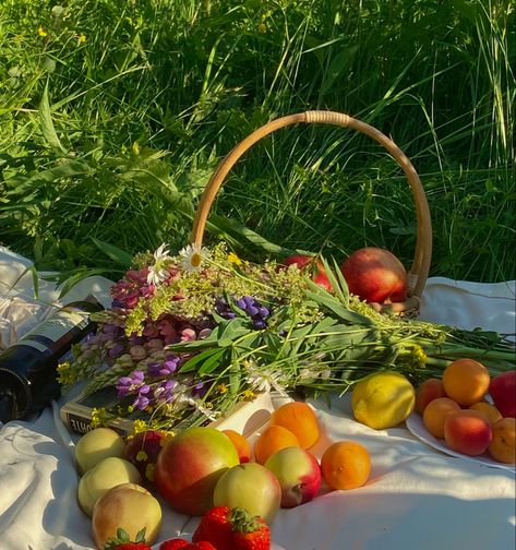 Fruit Picnic Aesthetic, Cake Picnic, Picnic Fruit, Aesthetic Picnic, Holiday 2024, Fruit Flowers, Cottagecore Style, Surprise Party, Spring Aesthetic