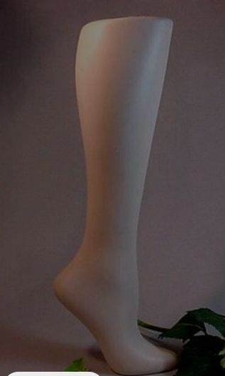 This mannequin is from the calf to the feet..