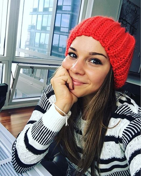 Dena Kaplan, Selfie Friends, Pretty Babe, Dance Academy, Character Aesthetic, Pretty And Cute, Knit Hat, Beautiful Smile, Knitted Hats