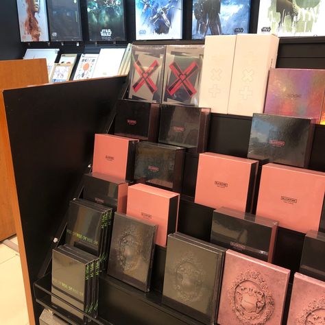 Kpop Album Store Aesthetic, Kpop Shop Aesthetic, Blackpink Album Aesthetic, Album Blackpink, Blackpink Album, Kpop Store, Album Kpop, Merch Kpop, Kpop Albums