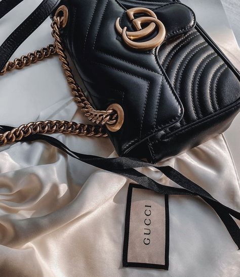 Gucci Marmont via @dipibeauty.

#isabeau #studios #fashion #luxury #handbag #lifestyle #handbags #gucci Gucci Marmont Bag, Handbags Gucci, 70s Glam, Dream Bags, Gucci Marmont, Alessandro Michele, Dakota Johnson, Modern Chic, Retro Vibe