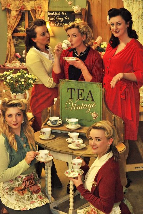 Girls Vintage Tea Party! Frozen Fruit Salads, Tea Together, Vintage Tea Parties, Tea Vintage, Cuppa Tea, Vintage Tea Party, Yerba Mate, Grey Tea, English Tea