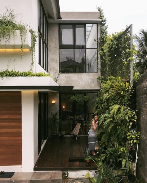 Vertikal Garden, Minimal House Design, Casa Vintage, Tropical House, Dream House Exterior, House Architecture Design, Modern Exterior, Facade House, Small House Design