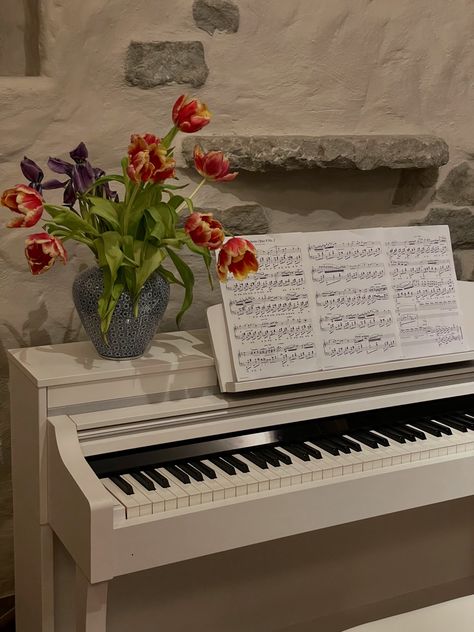 Paino Astetic, Piano Sheets Aesthetic, Piano Sheet Aesthetic, Piano And Flowers, Piano With Flowers, Playing Piano Aesthetic, Piano Flowers, Aesthetic Piano, Piano Room Decor