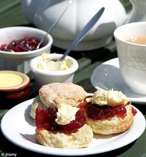 Cornish style: In Devon, the cream is spread first, then topped with jam... Cornish Cream Tea, Moon Tea, Hastings East Sussex, Cookies Gift, Cookie Gift, Tea Cookies, Devon And Cornwall, Gift Delivery, Cream Tea