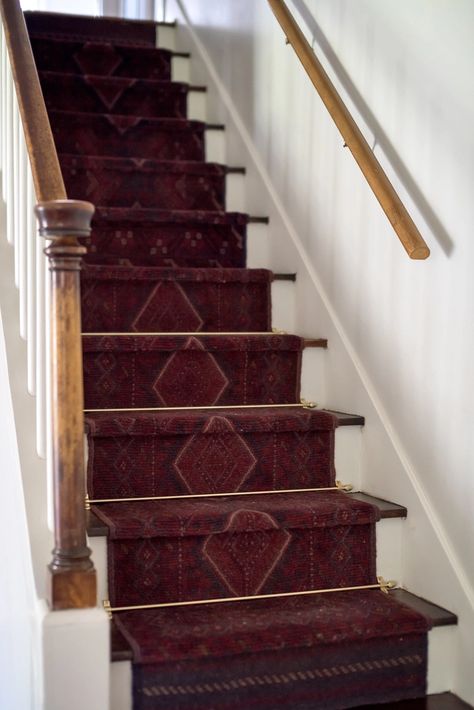 Old Craftsman Style Homes, Craftsman Stairs, Striped Stair Runner, Norway House, Stair Rug Runner, Staircase Runner, Traditional Staircase, Craftsman Interior, Hallway Inspiration