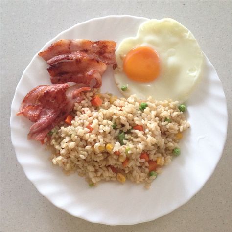 Breakfast plate- Fried rice with bacon and egg 🍳 Fried Rice With Bacon, Comidas Aesthetic, Breakfast Rice, Egg Pictures, Bacon Fries, Pancakes And Bacon, Home Fries, French Aesthetic, No Egg Pancakes