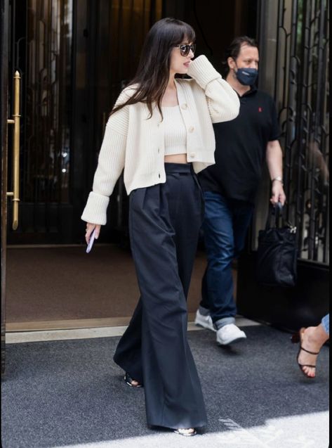 Street style Dakota Johnson 2022, Anne Hathaway Style, Dakota Johnson Street Style, Dakota Style, Dakota Johnson Style, City Fashion, Celebrity Street Style, Dakota Johnson, Eclectic Style