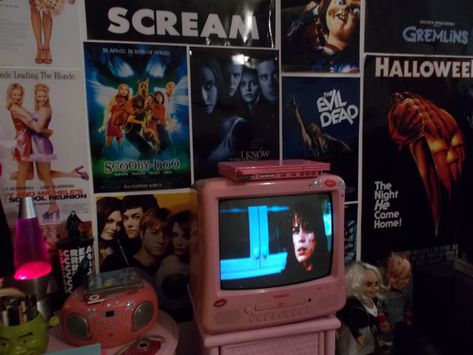 Movie Lover Bedroom, 00s Room, 80s Aesthetic Bedroom, Cinema Bedroom, Tv Bedroom Ideas, 80’s Bedroom, Film Bedroom, Horror Bedroom, Movie Couch