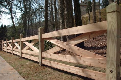 Pagar Modern, Wood Fence Design, Country Fences, Front Fence, Old Fences, Front Yard Fence, Rail Fence, Cedar Fence, Farm Fence