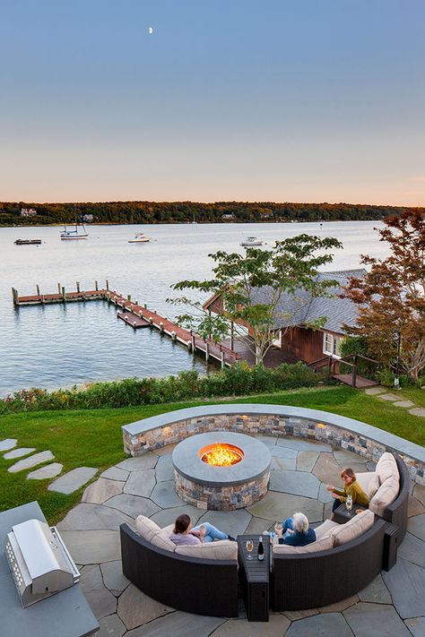 Houses On Lakes, Lake House Inspiration, Marthas Vineyard Home, Lake House Landscaping, Lakehouse Backyard, Lake View Homes, House On River, Country Lake House, Lake Front House