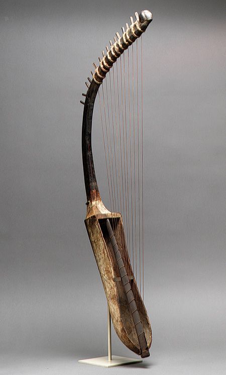 Harp, New Kingdom, late Dynasty 18, ca. 1390–1295 B.C.  Egyptian  Wood Starověký Egypt, Egyptian Artifacts, Egypt Art, Egyptian History, Ancient Egyptian Art, Ancient Aliens, Mesopotamia, Egyptian Art, Ancient Artifacts