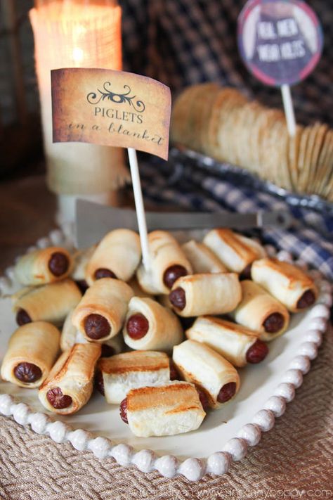 Outlander Party Ideas- Piglets in a blanket Outlander Food, Scotland Party, Watch Party Ideas, Outlander Party, Scottish Party, Outlander Recipes, Witches Tea, Claire And Jamie, Halloween Tea Party