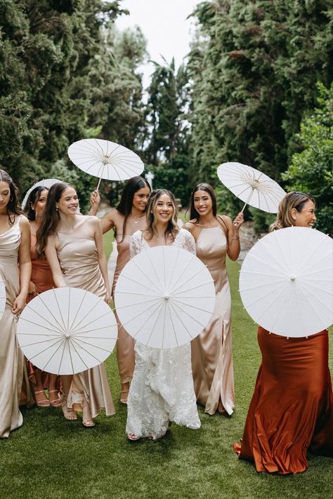 White Parasols Wedding, Chinese Umbrella Wedding, White Paper Umbrellas Wedding, Paper Parasol Wedding, Sun Umbrella Wedding, Paper Umbrella Wedding, Wedding Umbrella Pictures, Bridesmaids Parasols, Bridal Parasol