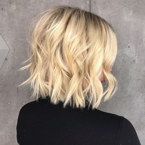 Medium Blonde Bob With Textured Layers Blonde Choppy Bob, Getextureerde Bob, Medium Blonde Bob, Long Choppy Bobs, Butter Blonde, Scrunched Hair, Choppy Bob Haircuts, Textured Haircut, Shaggy Bob