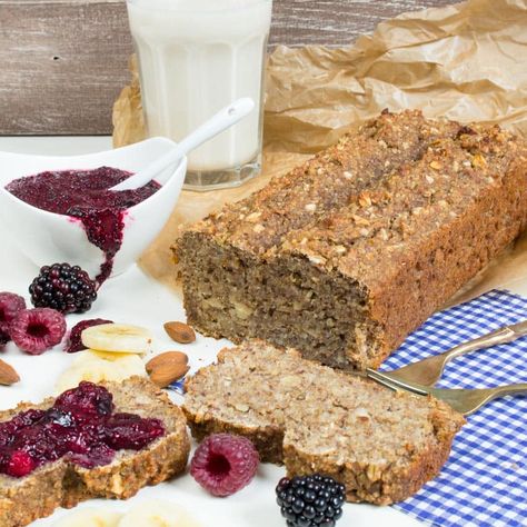 Vegan Banana-Quinoa Bread with Chia Jam Quinoa Recipes Breakfast, Quinoa Bread, Breakfast Quinoa, Oat Milk Recipe, Flours Banana Bread, Vegan Quinoa, Chia Jam, Vegan Bakery, Desserts Vegan