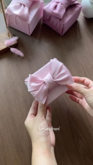 Elegant Gift Wrapping Christmas, Packaging Tutorial, Cute Gift Packaging, Bojagi Wrapping, Pretty Gift Wrapping Ideas, Gift Wrapping Tutorial, Anniversary Gift Diy, Bridal Shower Party Favors, Packing Hacks Clothes