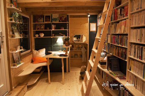 Tiny house bookstore will travel around France - Curbed Loft Tiny House, Library Loft, Tiny Library, Live Edge Desk, Tiny House Towns, Tiny House Company, Mobile Library, Houses In France, Interior Design School