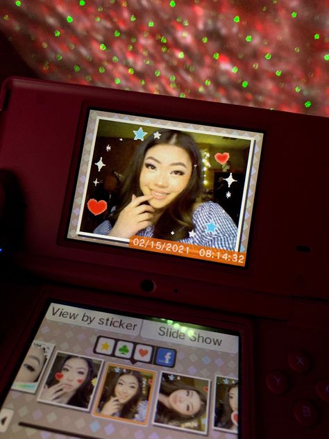 Pink Nintendo DSi selfie. Asian girl selfie. Cottage core/indie selfie. Dsi Xl Aesthetic, Nintendo Dsi Aesthetic, 3ds Aesthetic, Swag Meme, Current Aesthetic, Retro Photoshoot, Dsi Xl, Nintendo Dsi, Vintage Skateboards