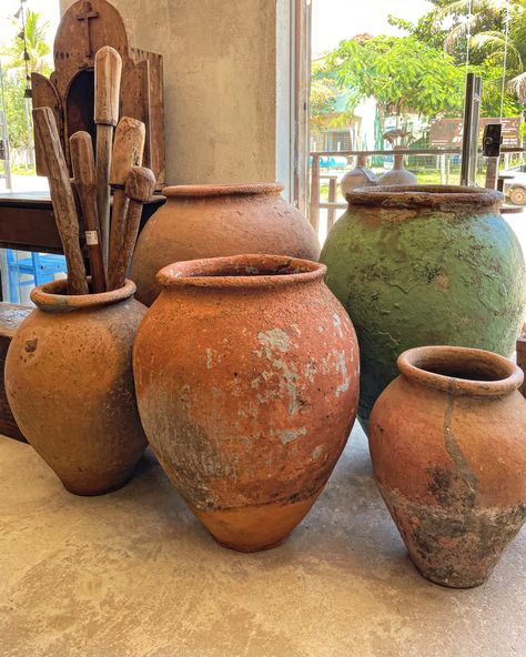 Pote de barro antigo Vase Shapes, Arte Popular, Ceramic Vases, Pottery Vase, Vases Decor, Garden Landscaping, Diy Projects, Spa, Vase