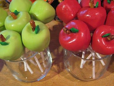 APPLE CAKE POPS - Love and butter: how to: make apple-shaped cake pops Shaped Cake Pops, Thanksgiving Cake Pops, Fall Cake Pops, Apple Cake Pops, Apple Pop, Apple Treat, Thanksgiving Cakes, 4th Of July Cake, Shaped Cake