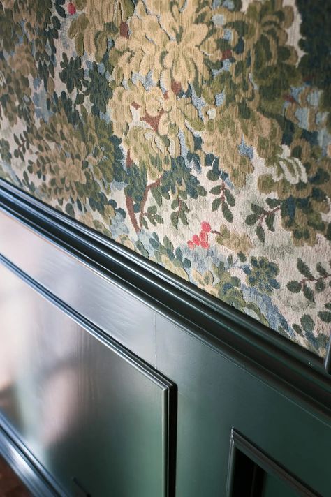 Dining Room by Sarah Barnard Design | 1stDibs Wallpapers Texture Interior Design, Wallpaper Hallway, Hallway Wallpaper, Eclectic Dining Room, Moody Decor, Burlap Canvas, Tudor Revival, Wallpaper Ceiling, Dining Room Wallpaper