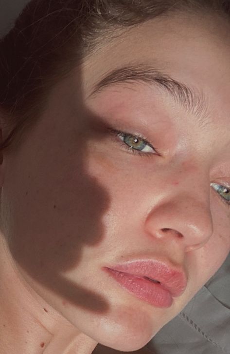 gigi hadid natural no makeup glows skin and blue eyes جيجي حديد, Estilo Kylie Jenner, Bella Gigi Hadid, Gigi Hadid Outfits, Gigi Hadid Style, Hadid Style, Model Aesthetic, Maquillaje Natural, روتين العناية بالبشرة