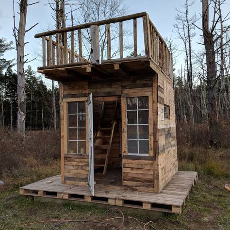 "what if we all just lived in tiny pallet houses" #palletman. . #diy#hudsonvalley#kingstonny#greenmakers #pallet #palletart #reclaimedwood… Pallet Tree Houses, Storage Box Ideas, Pallet Cabinets, Pallet Tree, Pallet Playhouse, Pallet Building, Pallet Shed, Tree House Plans, Pallet House