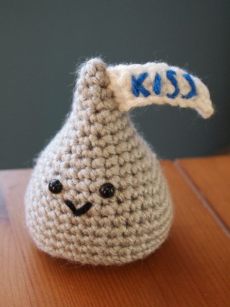 Hershey's Kiss by ham_and_eggs, via Flickr (this is almost enough to make me dig out my crochet hooks!). Valentines Crochet, Crochet Amigurumi Free Patterns, Crochet Amigurumi Free, Holiday Crochet, Love Crochet, Crochet Gifts, Crochet Patterns Amigurumi, Crochet Dolls, Crochet Crafts