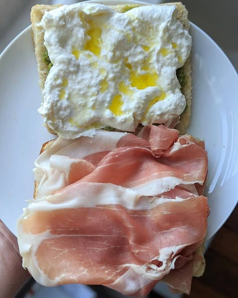 Burrata Sandwich, Focaccia Sandwich, Italian Food Recipes, Italian Food, Prosciutto Sandwich, Italian Sandwich, Italian Cheese, Healthy Food Motivation, Think Food