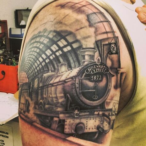 Best Hogwarts Express tattoo...EVER. Hogwarts Express Tattoo, Always Harry Potter Tattoo, Hufflepuff Tattoo, Harry Potter Tattoo Unique, Harry Potter Quotes Tattoo, Arm Tattoo Design, Harry Potter Tattoo Sleeve, Harry Potter Lumos, Train Tattoo