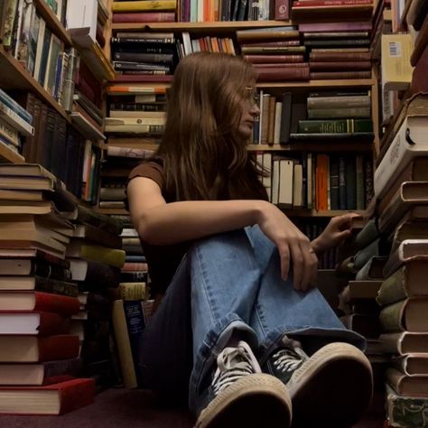 Kat Stratford, Downtown Aesthetic, Books Bookshelf, Downtown Outfits, Downtown Girl, Dark Academia Aesthetic, Rory Gilmore, Autumn Cozy, Autumn Aesthetic