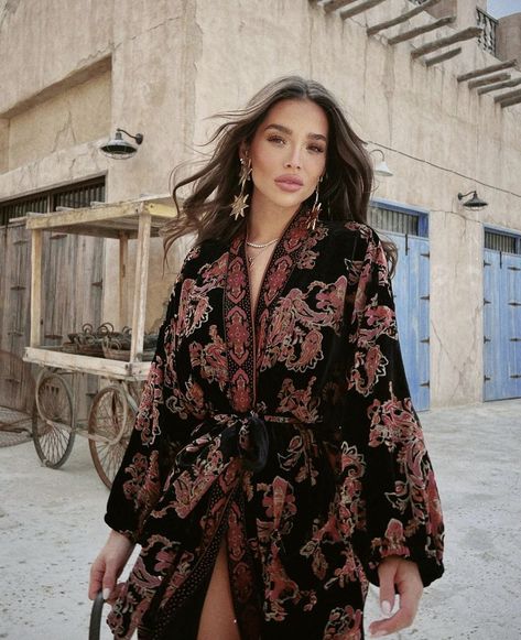 Moroccan Kimono, Long Kimono Outfit, Mysterious Fashion, Selfie Photoshoot, Moroccan Clothing, Mode Kimono, Kimono Coat, Mode Abaya, Moroccan Dress