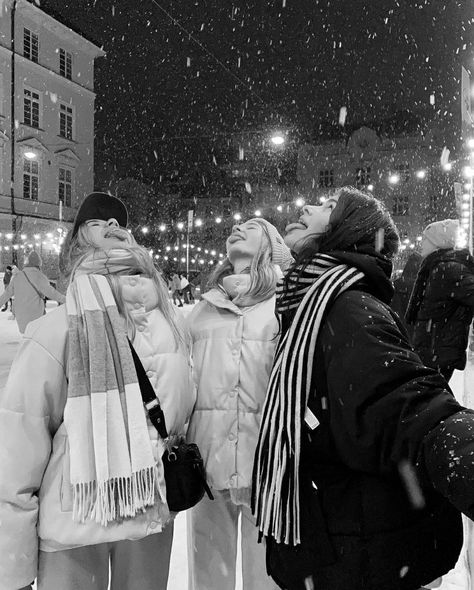 Christmas Instagram Pictures, The Weather Outside Is Frightful, Weather Outside Is Frightful, Nyc Christmas, Winter Inspo, Winter Photoshoot, I Love Winter, Ski Season, Winter Photo