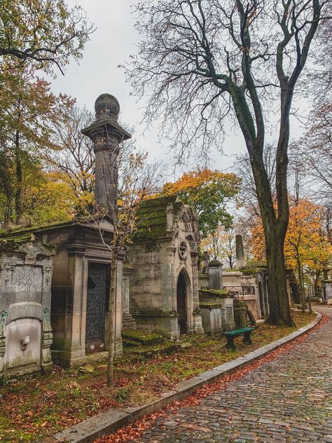 Père-Lachaise, Paris Paris Cemetery, Cemetery Photography, French Vibes, Cemeteries Photography, Pere Lachaise Cemetery, Secret Passages, Cemetery Art, Roman Baths, Photography Guide