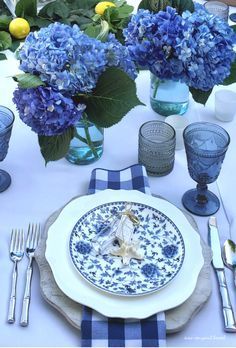 Blue And White Tablescapes, Blue And White Dining Room, Blue And White Table Setting, Blue Table Settings, White Table Settings, Beautiful Tablescapes, Blue White Decor, Table Setting Decor, Dinner Table Setting