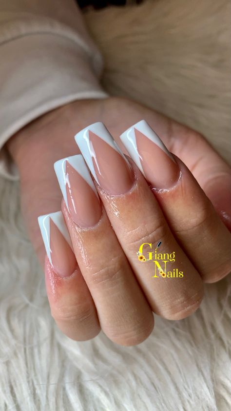 Triangle White Tip Nails, V French Tip Nails With Design, V Shaped Nail Design French Tips, French Tip Nails V Shape, V Tip French Nails, White French Tip Nails With Design Ideas, White Tip Nails With Design, V Shaped French Tip Nails, Triangle French Tip Nails