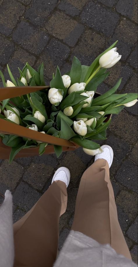 Flower Video, Nothing But Flowers, Flower Therapy, White Tulips, Beautiful Bouquet Of Flowers, Flowers Wallpaper, Tulips Flowers, Beautiful Bouquet, Green Aesthetic