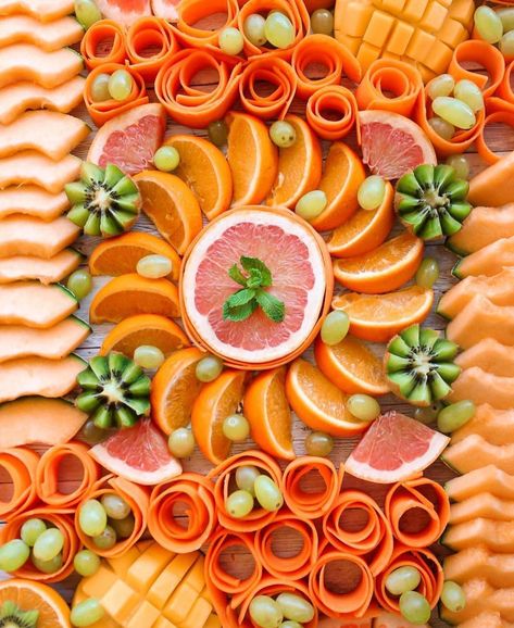 Orange Bring A Board Night, Sun Themed Charcuterie Board, Orange Themed Charcuterie Board, Orange Theme Charcuterie Board, Color Party Orange Food Ideas, Orange Charcuterie Board Ideas, Sun Shaped Food, Orange Food Board, Citrus Charcuterie Board