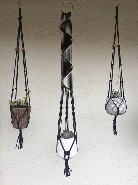 Wooden Succulent Planter, Outdoor Plant Hanger, Diy Planters Indoor, Rope Plant Hanger, Plants And Pots, Hanging Plants Diy, Indoor Plant Hangers, Chicken Feathers, Beads Macrame