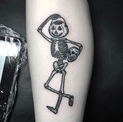 Memento Mori Tattoo, Cowboy Tattoos, Pumpkin Tattoo, Skeleton Tattoo, Dinosaur Tattoos, Skeleton Tattoos, Inspiration Tattoo, Tattoos Geometric, Spooky Tattoos