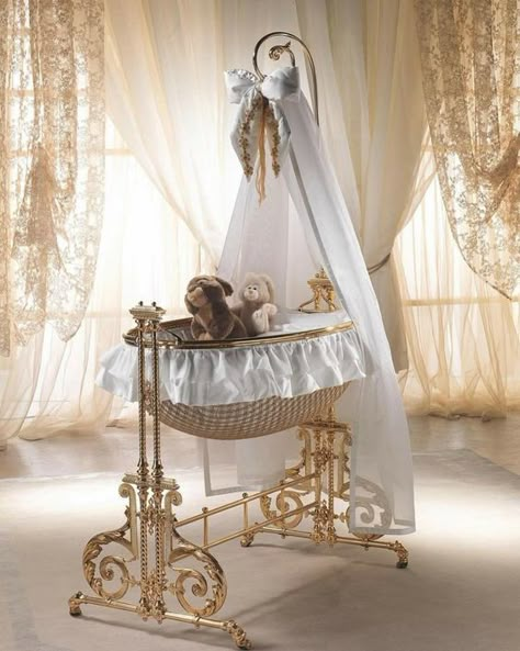 Castle Bedroom Kids, Luxury Bassinet, Royal Nursery, Metal Crib, Luxury Baby Room, Doll Pram, Baby Beds, Colorful Room Decor, Classical Furniture