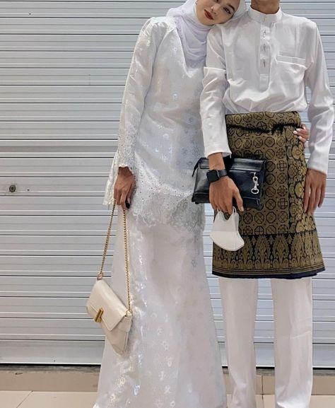 Couple Malaysia Ootd, Married Poses, Dress Melayu, Raya Ootd, Melayu Wedding, Couple Ootd, Malay Wedding Dress, Outfit Couple, Malay Wedding