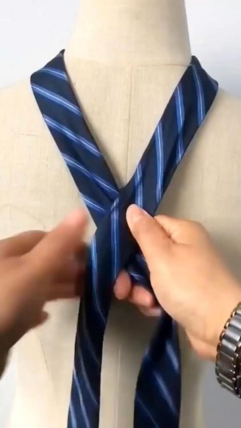 Necktie Quilts, Tie A Tie Easy, Tie Knots Men, Simpul Dasi, Necktie Quilt, Diy Belt For Dresses, Tie A Necktie, Ways To Tie Scarves, Neck Tie Knots